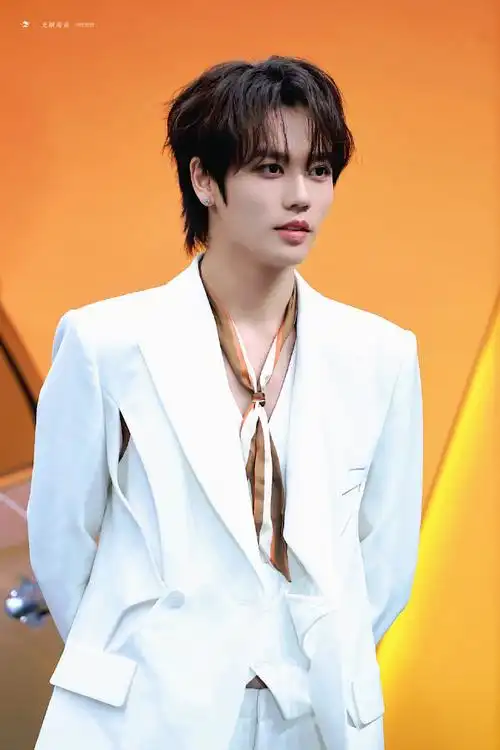 林彦俊白色v领西装造型