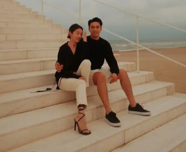 中午13:08,程晓玥在社交平台高调晒出大量照片,不过