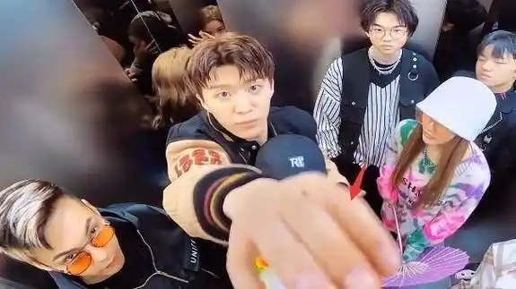 范丞丞把刘雨昕圈怀里,反应最大的却是陈伟霆,一脸醋意吓坏导演_举动