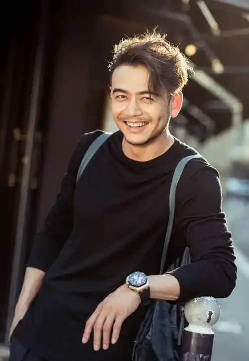 连皱纹都充满着"男人味"_靳东_张嘉译_气质