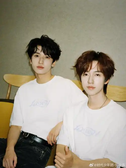 贺峻霖晒与严浩翔合照##贺峻霖晒双人合照给严浩翔庆生##贺峻霖祝