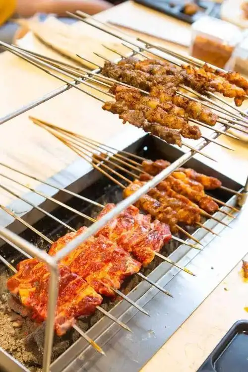 你在别的串店绝对见不到这么大片的牛肉串,东北烤串吃的就是这股豪爽