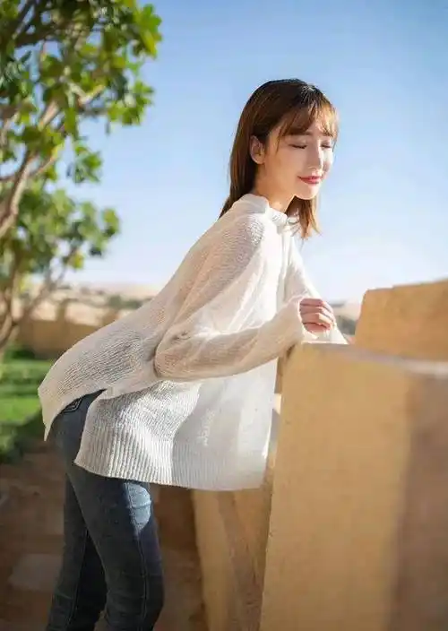 春季针织衫搭配牛仔裤时尚穿搭日常生活照_穿着_经典_衬衫