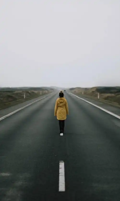 一个人伤感人物背影图片