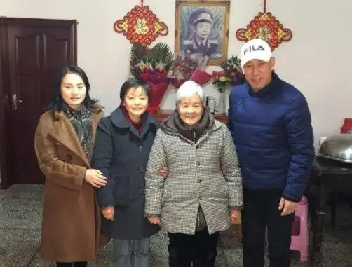 吴京安某次采访中透露,他的老婆是一位圈外人,两人婚后育有一个女儿.