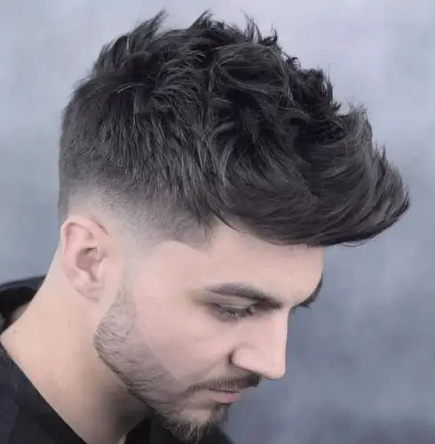 提高颜值让头发竖起来稍微抹一点发蜡两侧剃短掀起刘海飞机头已经风靡