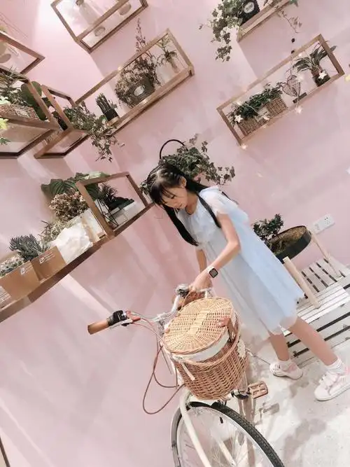 据家长介绍,诗琦从小喜欢绘画,在幼儿园时期玩的是自由式涂鸦,小学一