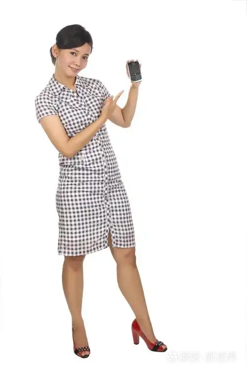 持有手机的女人全身肖像