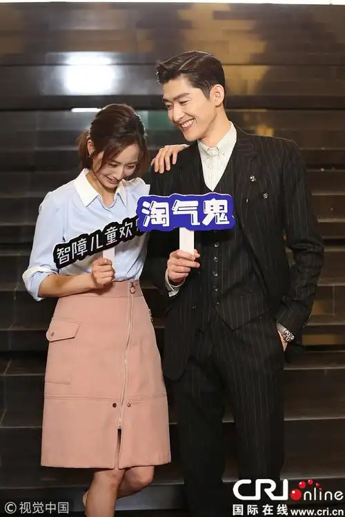 张钧甯搭张翰肩亲密热聊甜笑嘟嘴卖萌变表情包