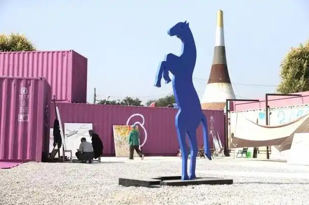 在第13届宋庄文化艺术节期间,通州区宋庄镇发起"点亮艺术区"计划,500