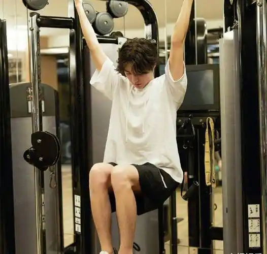 王俊凯健身照片流出,细看他的肌肉线条,平时是否有锻炼一目了然_运动