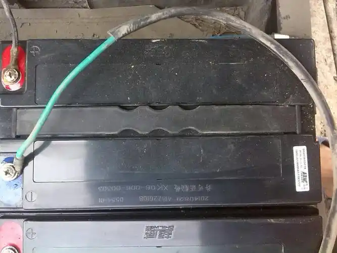 请问这超威电瓶假吗.上面怎么没有二维码