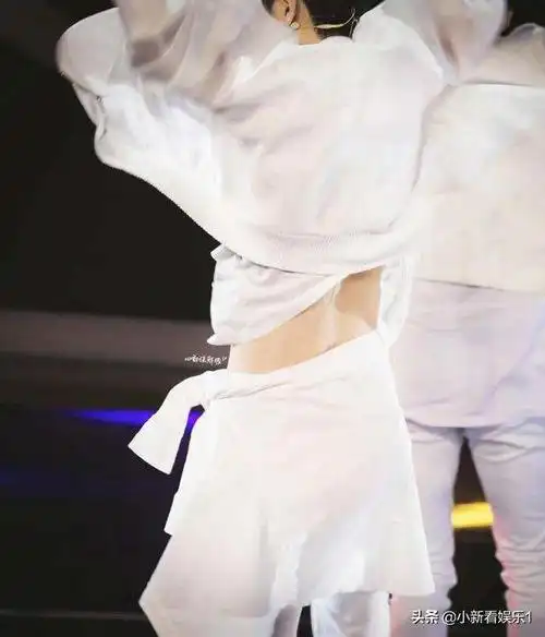 跳舞的肖战又a又可爱衣服上扬露出细腰粉丝尖叫一片