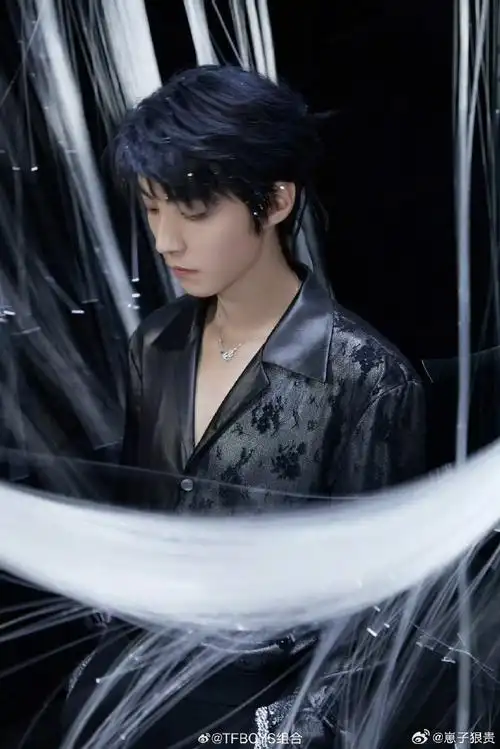 王俊凯深v写真##王俊凯黑色发带