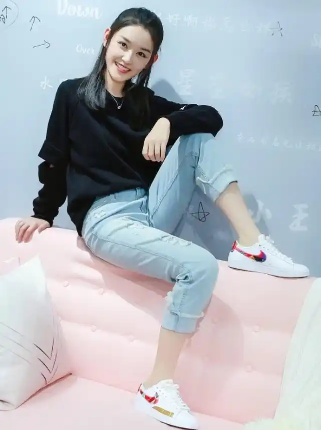 今年高考的蒋依依,烂大街卫衣 牛仔裤出镜,依旧美得像校花!