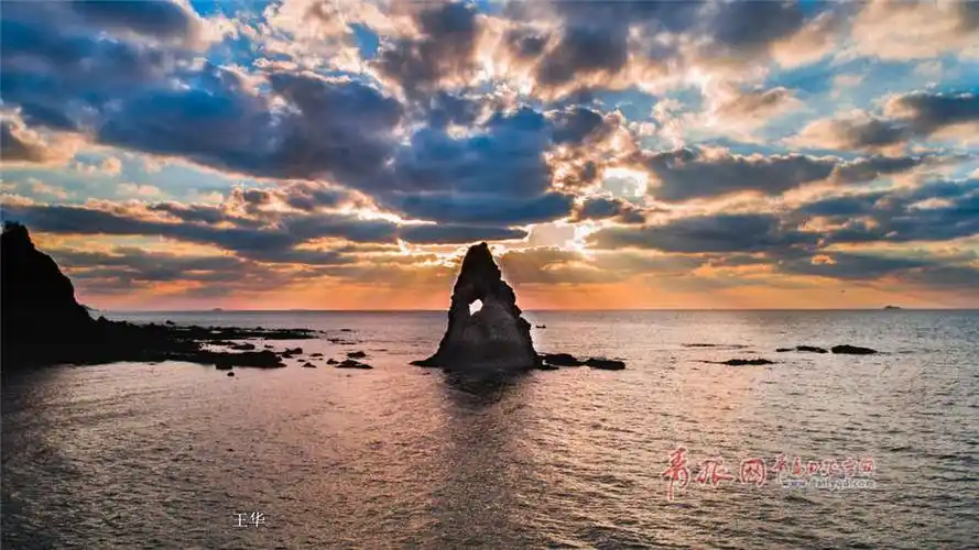 组图:航拍初冬朝霞中的石老人 苍劲挺拔绚丽多姿 - 青岛新闻网