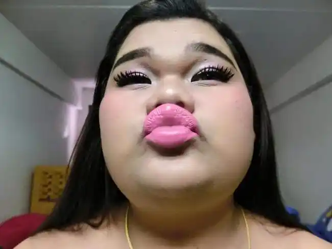 化妆之后,其实看着也不是特别丑啦!(认真脸)