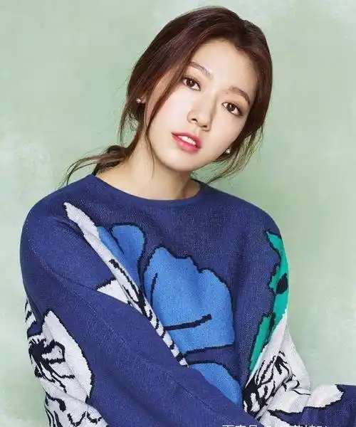 朴信惠生活私服,好久不见的朴姐,柔美秀发配少女装依旧惹人注目_衣品