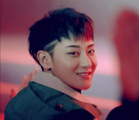 黄子韬深夜发文自嘲音乐不出圈真情流露引争议