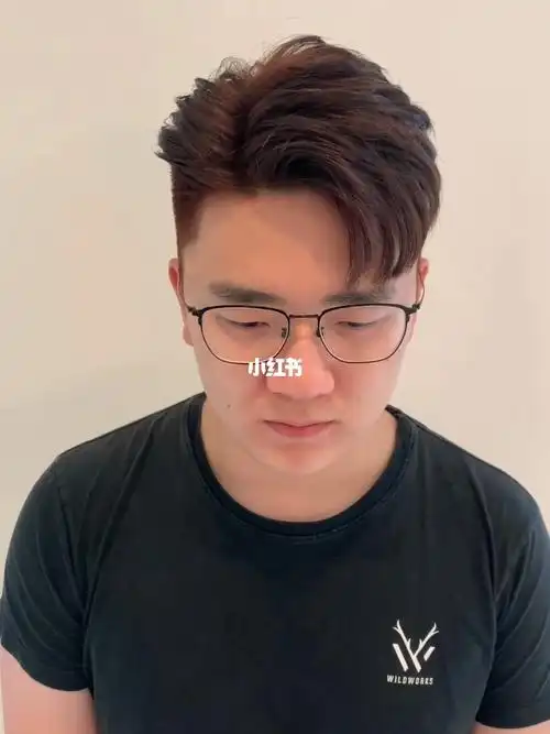 三七分港风侧背男士发型