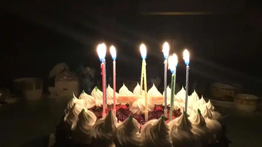 点着蜡烛,唱完生日歌,开始吃蛋糕