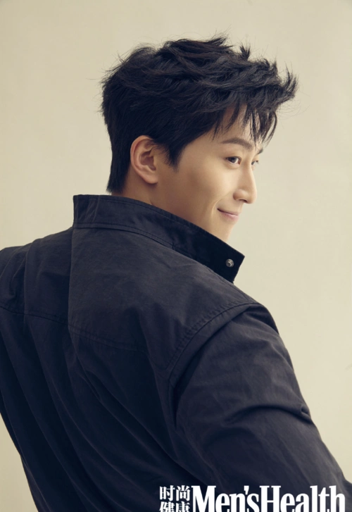 窦骁西装造型亮相电影节闭幕式,风度翩翩,阳光帅气