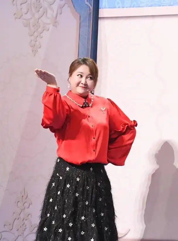 贾玲减肥失败不气馁穿长裙挡住粗腿自信站台上显瘦全靠会穿