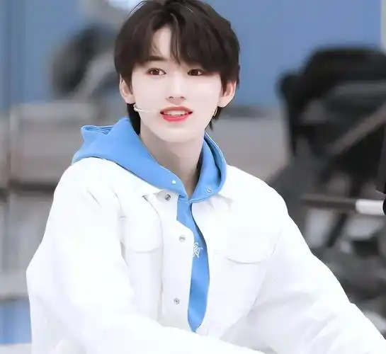 宋亚轩晒素颜自拍,干净清澈却难掩疲惫笑容,不愧是学生的榜样