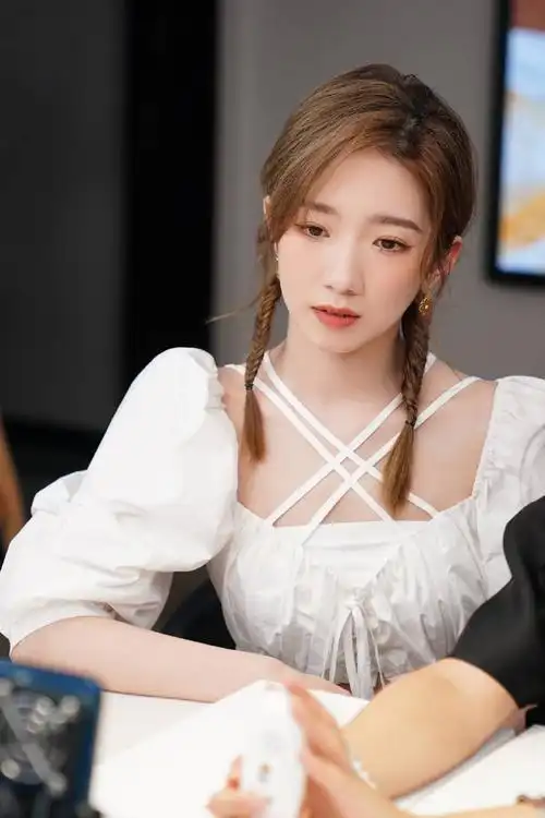 孟美岐最新写真大片曝光 穿白色短上衣秀精致蛮腰