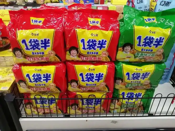 今麦郎一袋半方便面原价12.5元一袋特价9.9元一袋.