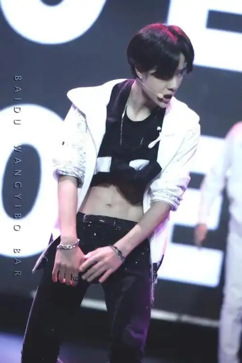 王一博腹肌封面王一博那些秀腹肌名场面