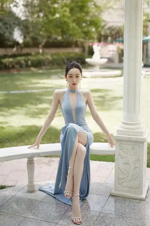 蒋梦婕简直是开挂一袭蓝色抹胸裙开叉到腰部性感又撩人
