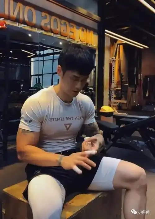 蒋劲夫的体脂率目测在8%左右最能展现低体脂的就是六块腹肌