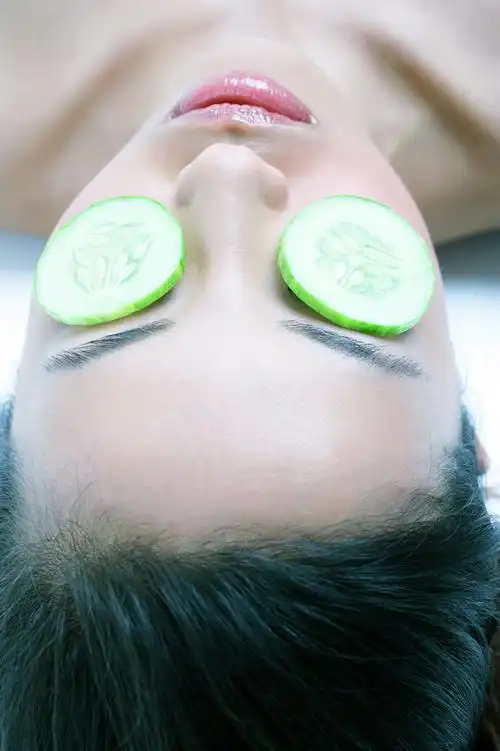 用黄瓜片美容的美女面部高清图片