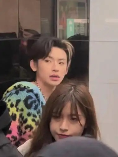 小鬼-王琳凯 《说唱梦工厂》上班路透96一身彩虹豹纹毛衣松弛感