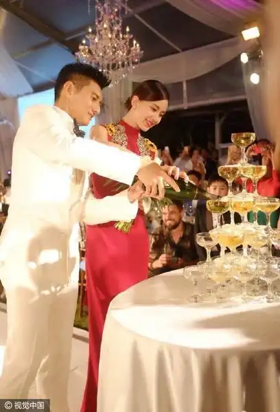 吴奇隆刘诗诗婚礼晚宴内场奢华两人恩爱同饮交杯酒