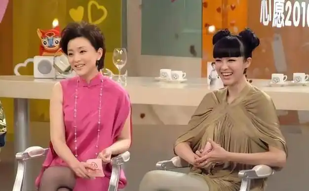 李艾再现蚂蚁腰,与老公分床睡成为绕不开的话题