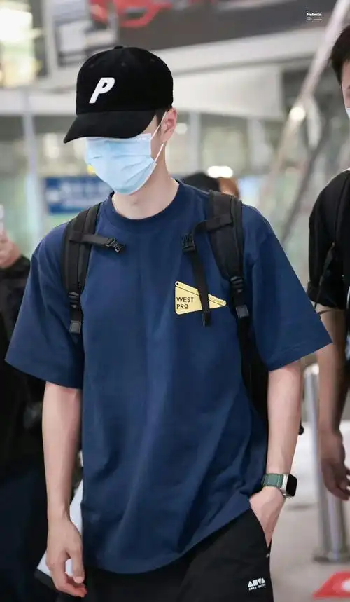 王一博今日机场路透,是酷盖出街太帅了吧|王一博_新浪新闻