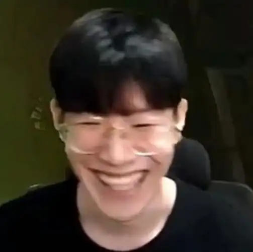 s13总决赛输了以后theshy是在笑吗