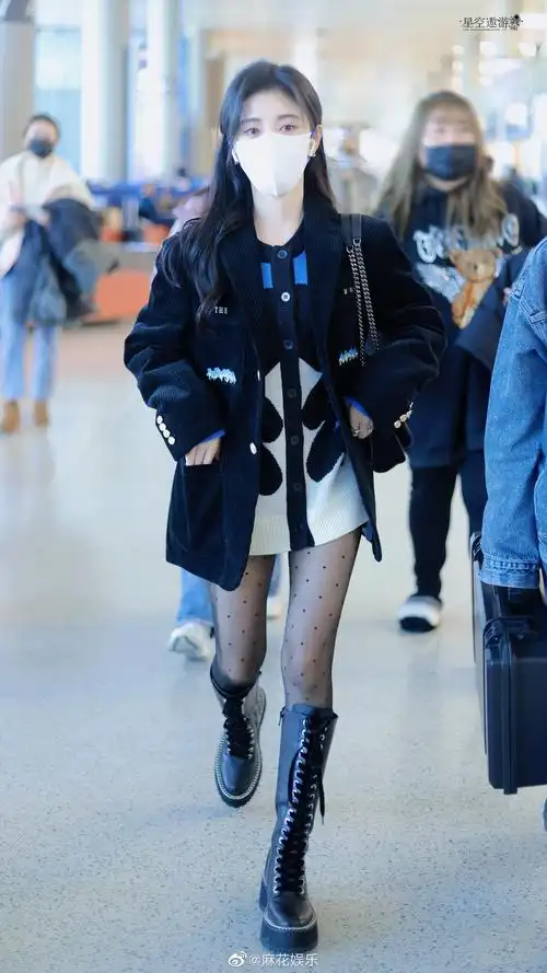 鞠婧祎今日机场饭拍 黑色西装外套77绑带高筒靴