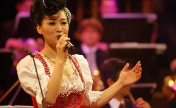 谭晶:感恩爸妈无私的付出,成名后给爸妈补办婚礼,37岁为爱生女