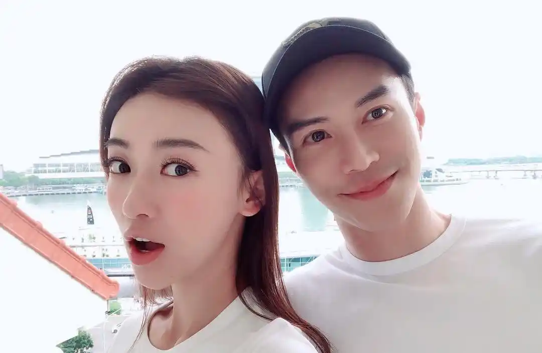 王冠逸微博晒与吴谨言合影变身外卖小哥获赞无数