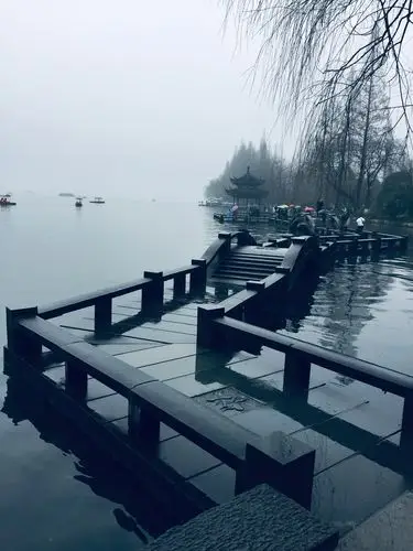 烟雨蒙蒙西湖景