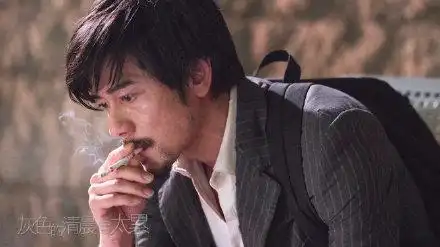 原创郭富城犀利哥造型曝光头发油腻胡子拉碴抽烟睡大街盖纸板