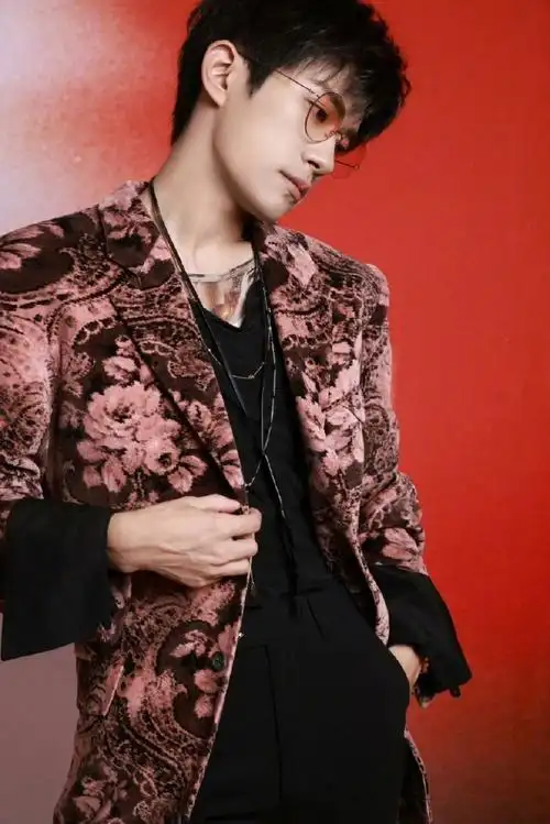 易烊千玺粉色渐变眼镜