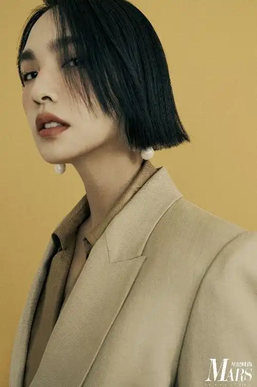 杨丞琳终于摆脱少女风黑短发兼具层次与美感大片复古不失优雅