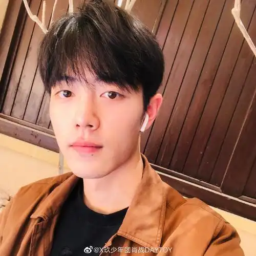 肖战晒清爽自拍送七夕祝福 坐泳池边微笑长腿瞩目