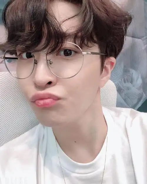 小卷发 眼镜 嘟嘟嘴……诱发心空的男友照定式!
