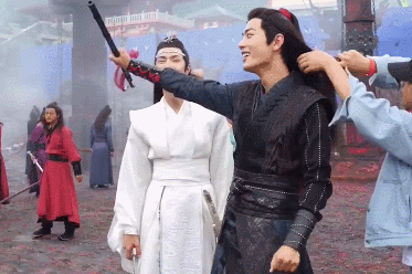 《陈情令》群演加戏!肖战随机表演打到王一博,委屈吐舌不敢反驳