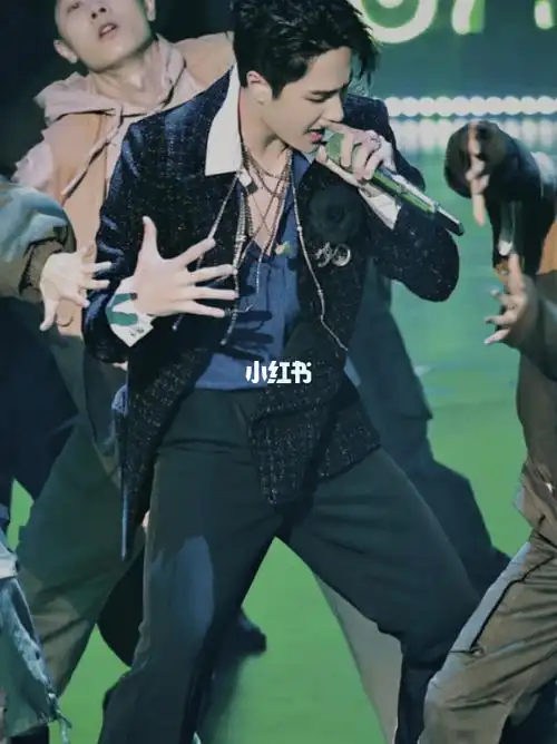 顶胯扭腰脱衣邪魅一笑 爱豆啵yyds_王一博_娱乐_音乐_音乐现场/mv